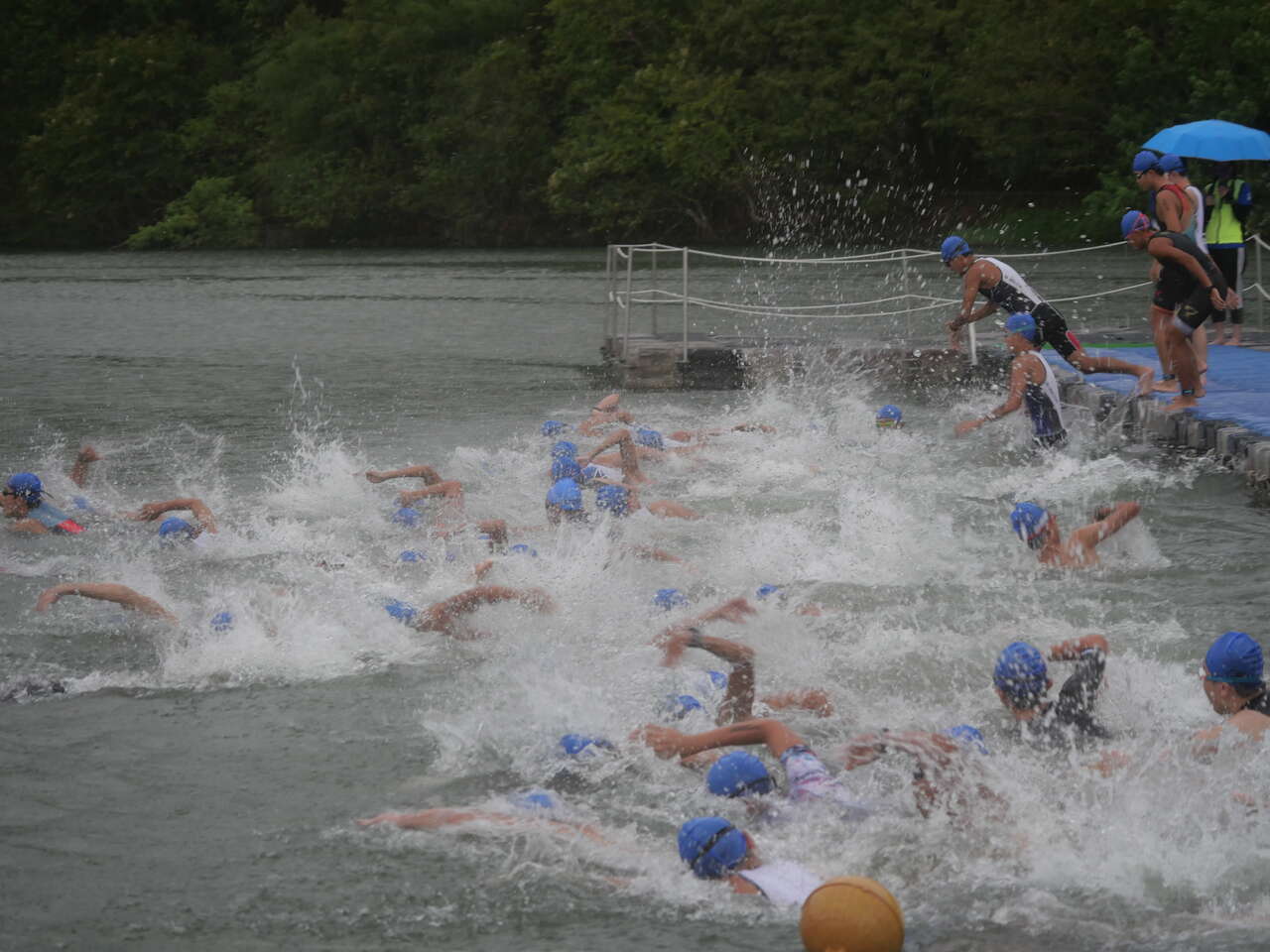 因為梅花湖水位不夠高禁止用跳水方式入水。中華民國鐵人三項協會提供