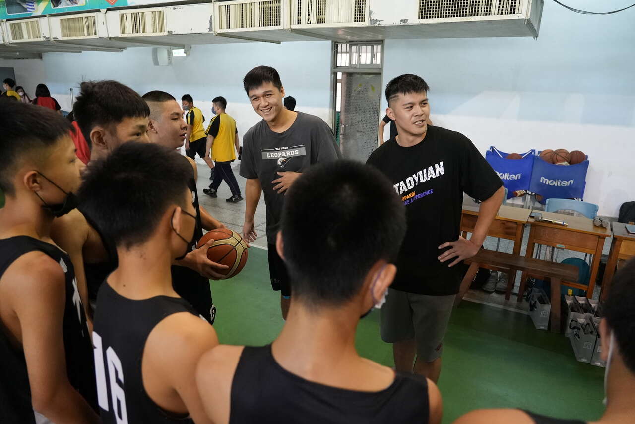 桃園雲豹球員劉宏柏高士杰與大竹國中籃球隊互動。官方提供