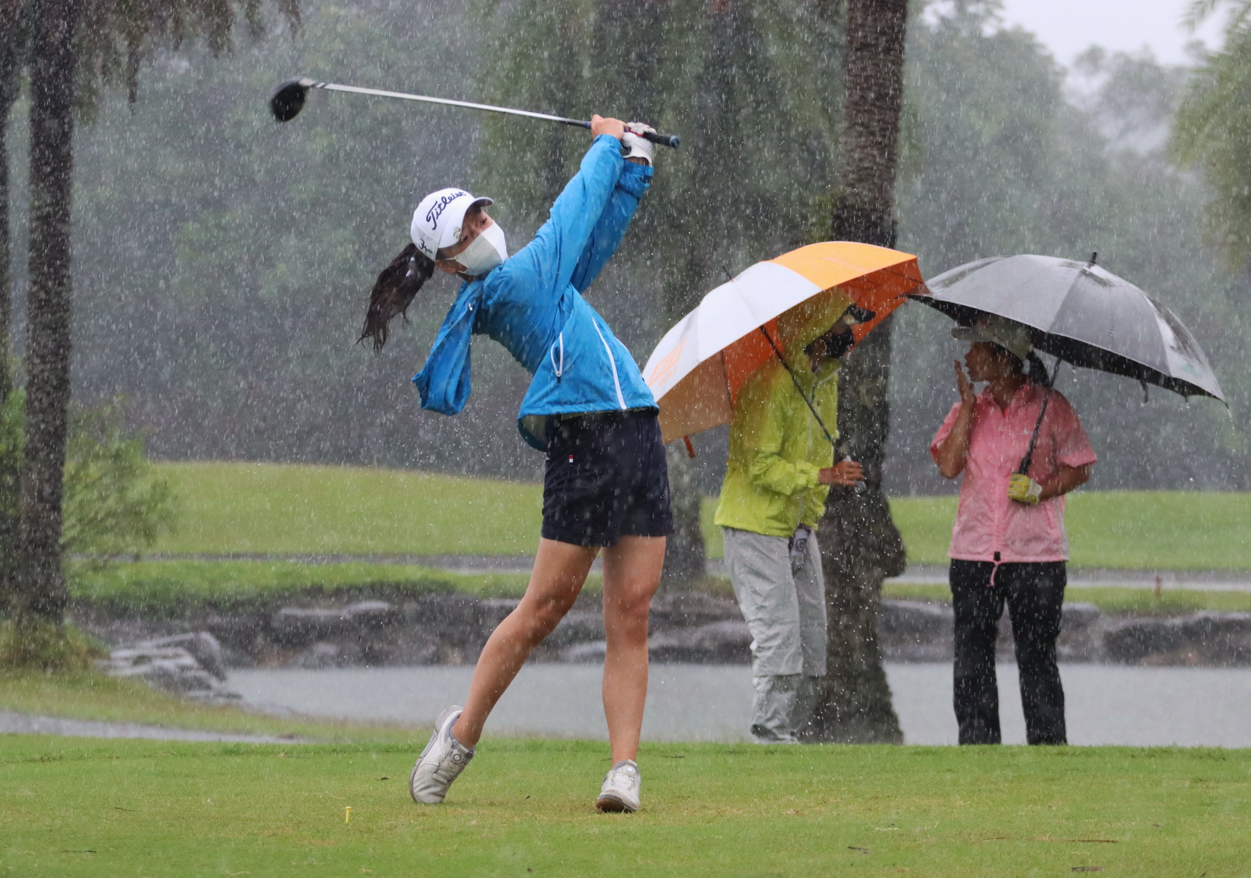 梅花颱風擦邊掠過引發大雨不斷選手雨中奮戰。鍾豐榮攝影