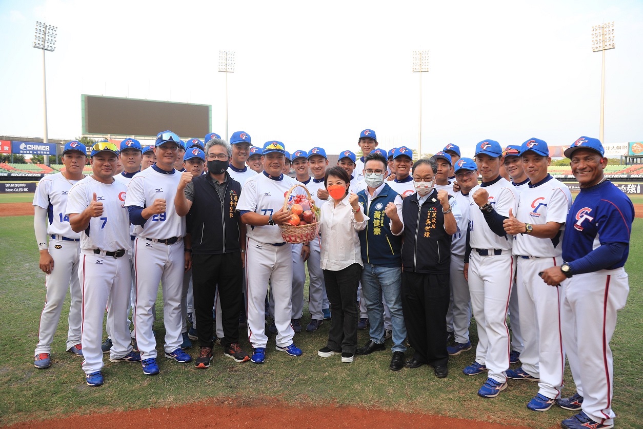 盧秀燕市長親赴洲際棒球場為u23國家隊加油。(台中市運動局提供）
