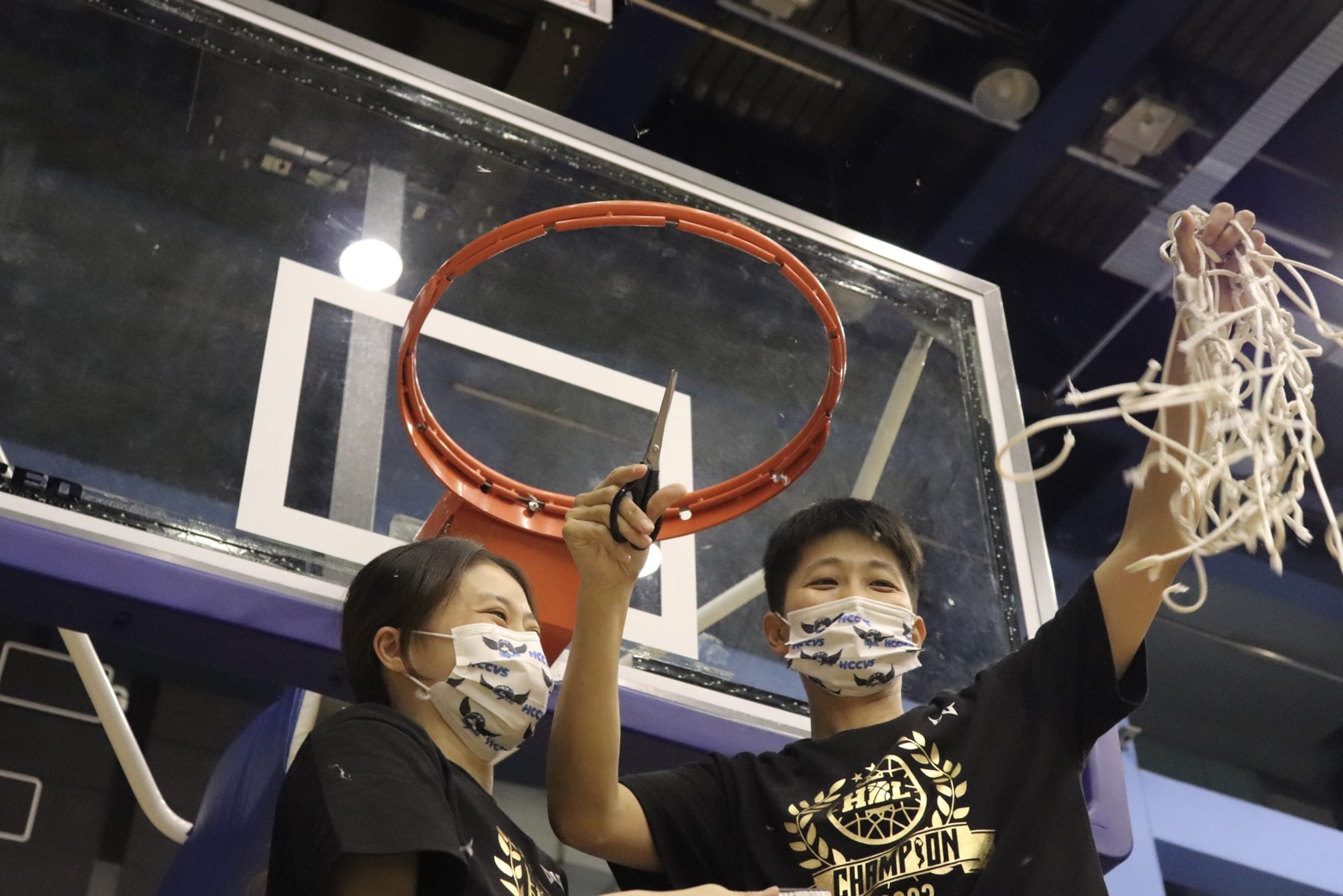 竹商教練陳姿汶右與108學年首冠功臣宋梓琳合剪冠軍籃網。大會提供