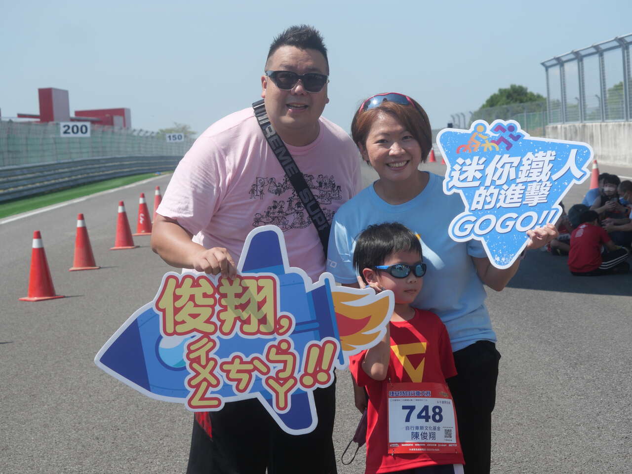 自行車新文化基金會執行長Sheron(右)也讓小一的兒子陳俊翔參賽。捷安特提供