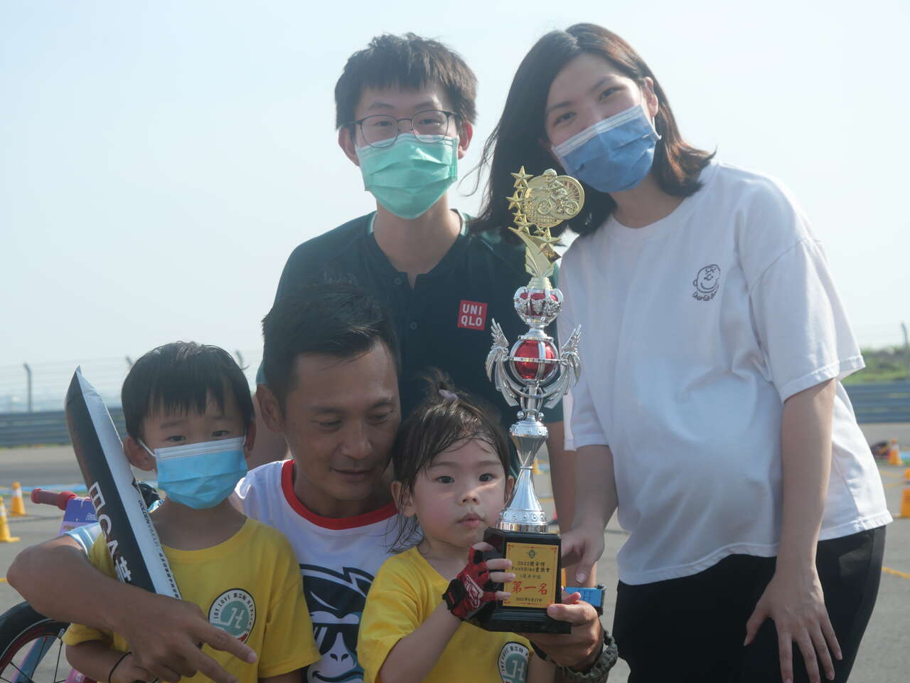 著名的穿線師陳柏均(後排左)的女兒陳雨萱拿下女生3歲組冠軍。捷安特提供