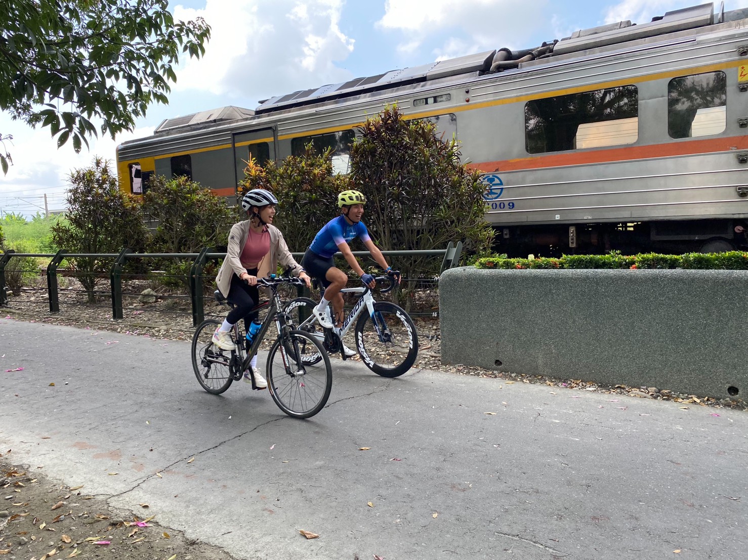 藝人梔梔與教練梁哲睿騎乘參山騎旅單車嘉年華 二水自行車道與火車共騎。官方提供