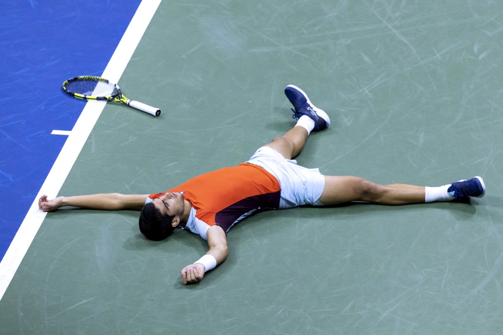 艾卡拉茲首度闖進美網決賽後開心的躺在地上。法新社