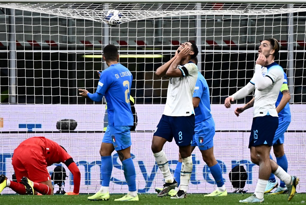 英格蘭0-1輸義大利，中場貝林漢姆（中）在被進球時十分沮喪。（法新社）