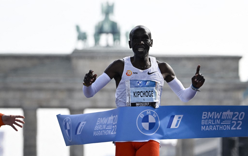 37歲的肯亞選手基普喬蓋(Eliud Kipchoge)在柏林馬刷新自己保持的世界紀錄。法新社