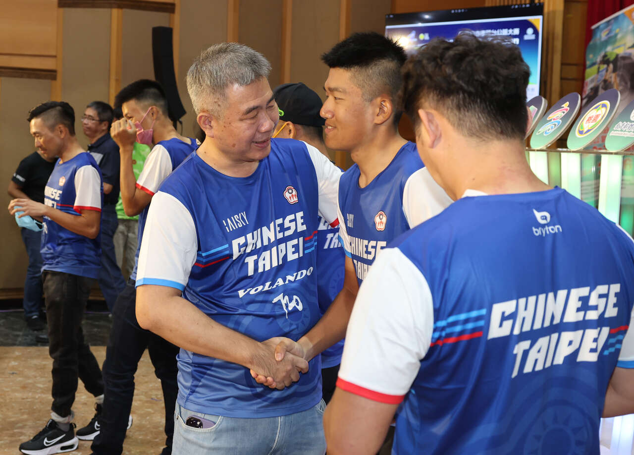 中華隊領隊的Bryton董事長王聖慜(左)為唯一首度參賽的李廷威打氣。李天助攝