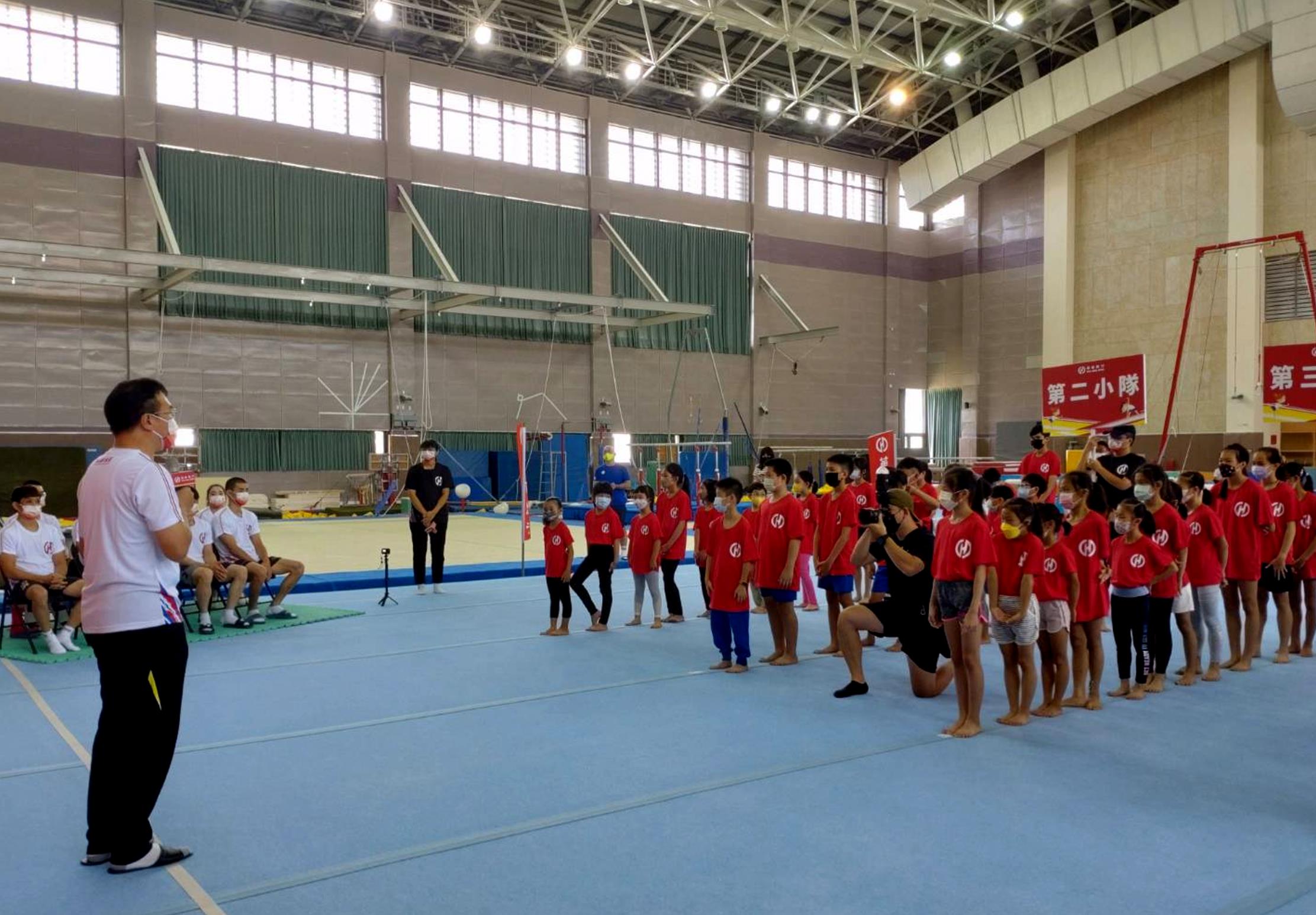 華南銀行第三屆小小體操營今年擴大舉辦規模，今天上午10時舉行開訓典禮。高雄運發局提供