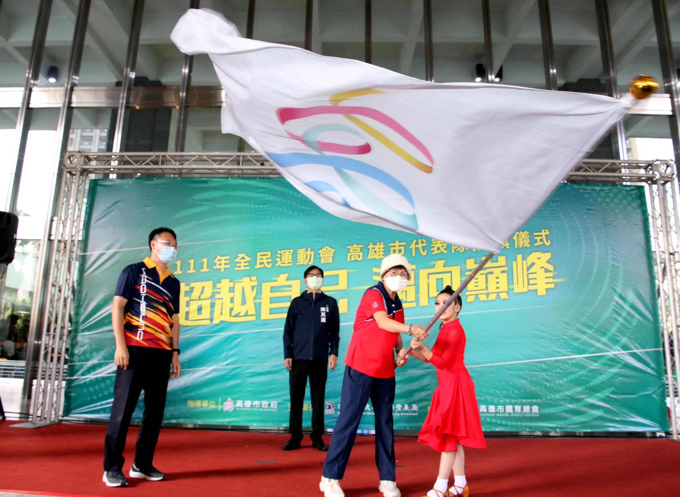 高雄市長陳其邁今(26)日親自授旗為選手們加油打氣。高雄運發局提供