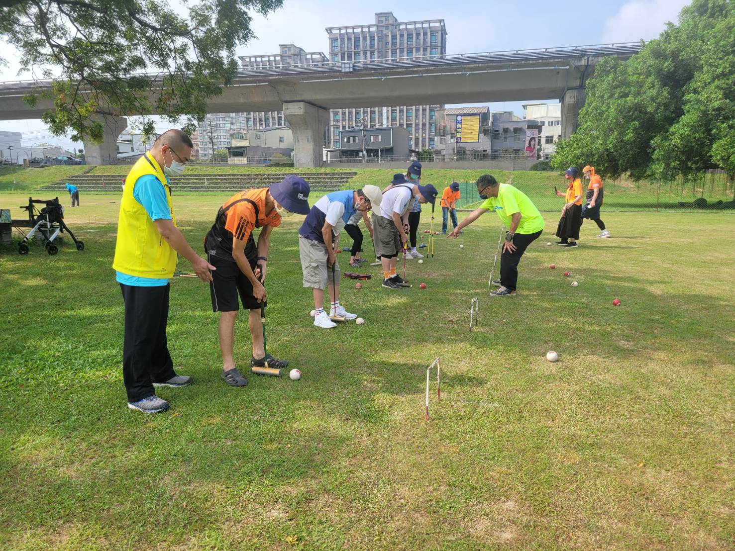 帕金森病友徒步環島團健走竹東河濱公園，並進行特別安排的運動體驗。官方提供