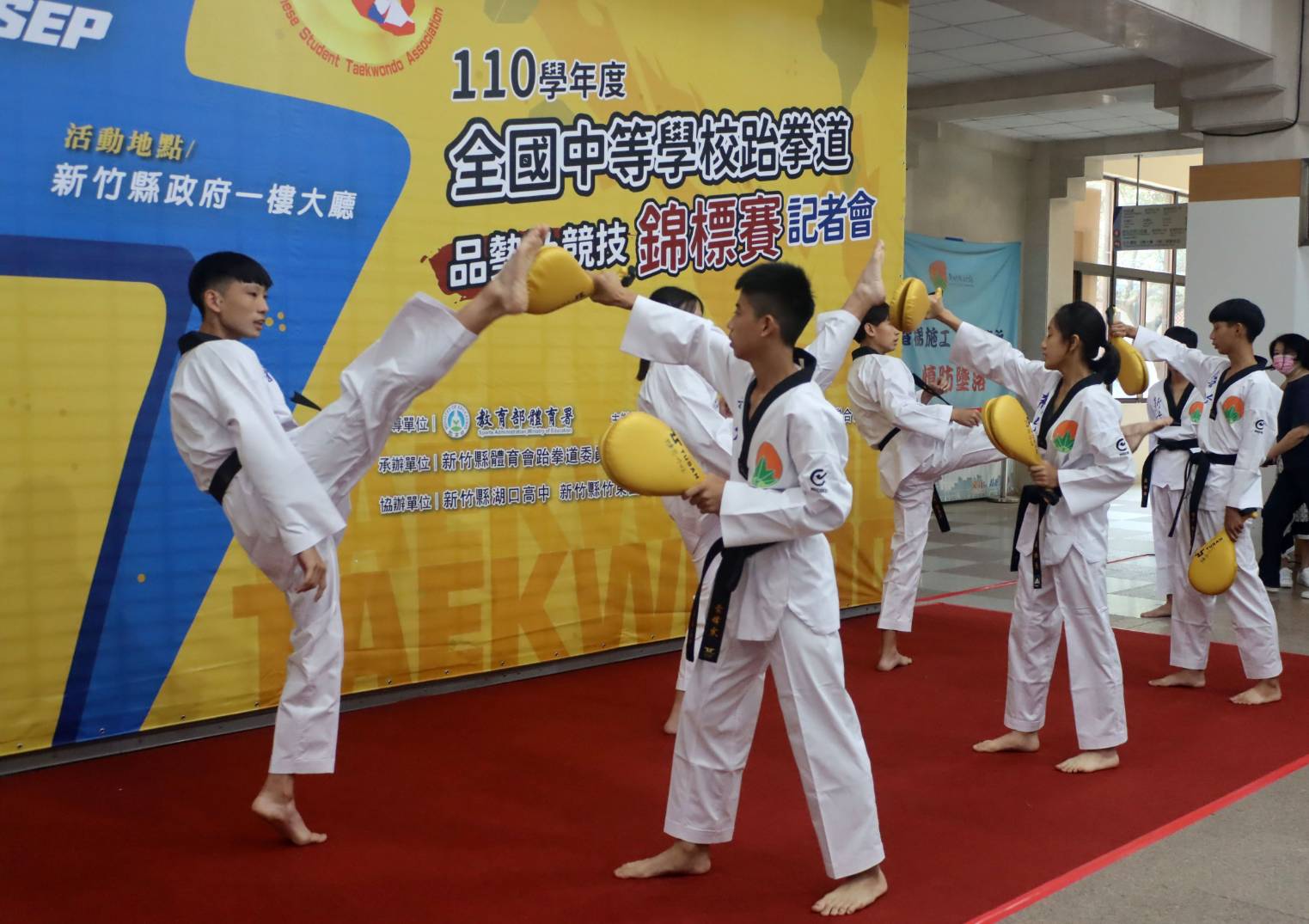 新竹縣立湖口高中、東泰高中的跆拳道選手在記者會上示範表演。官方提供