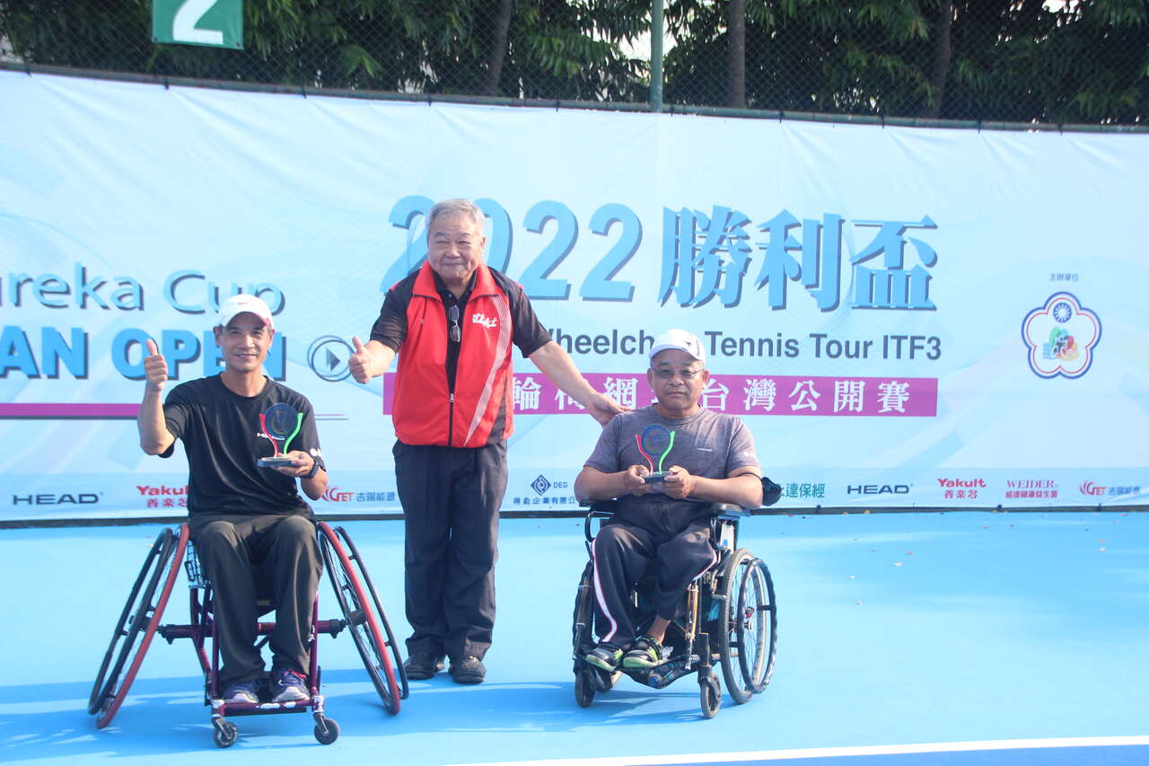 中華民國身心障礙者休閒運動推廣協會副理事長劉耀台頒發獎座給國內賽冠軍選手。大會提供