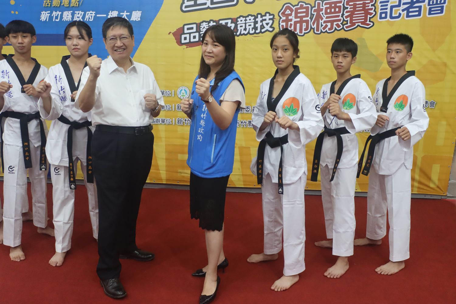 楊文科縣長（左三）期許新竹縣國、高中的跆拳道選手，在今年的全中錦和明年全中運都拿到好成績。官方提供