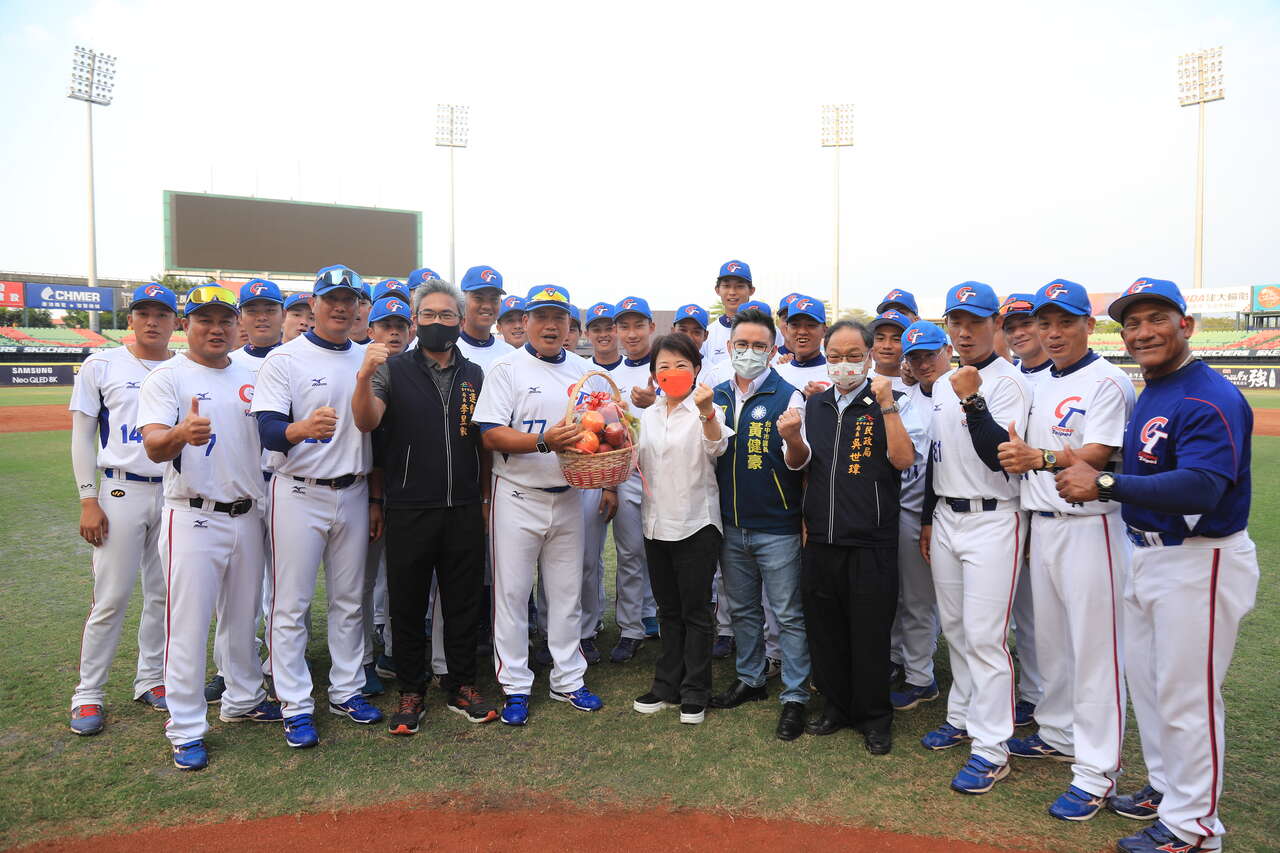 u23棒球國家隊台中洲際集訓 盧市長祝旗開得勝 勇奪冠軍。（台中市運動局提供）