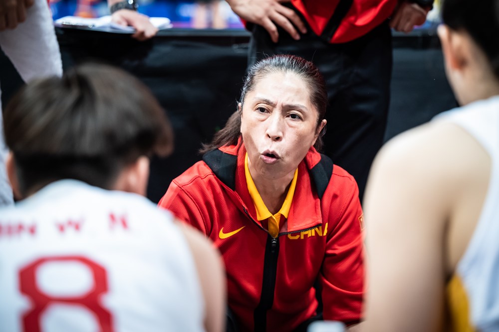中國大陸新任教練鄭薇擊敗美國總教練Cheryl Reeve獲選大會最佳教練。摘自FIBA官網