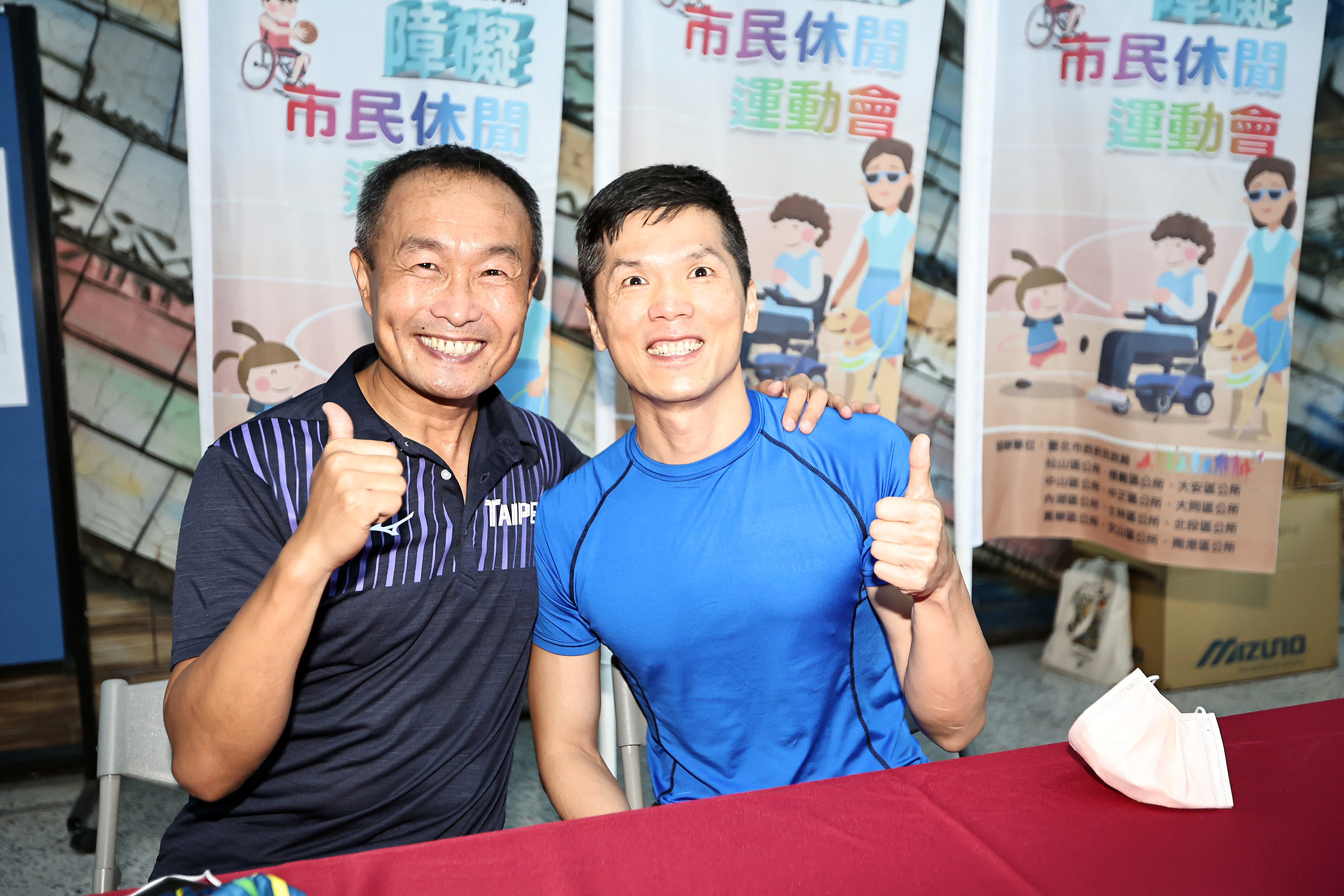 台北市體育局長李再立左與金鐘行腳節目得主林信廷。大會提供