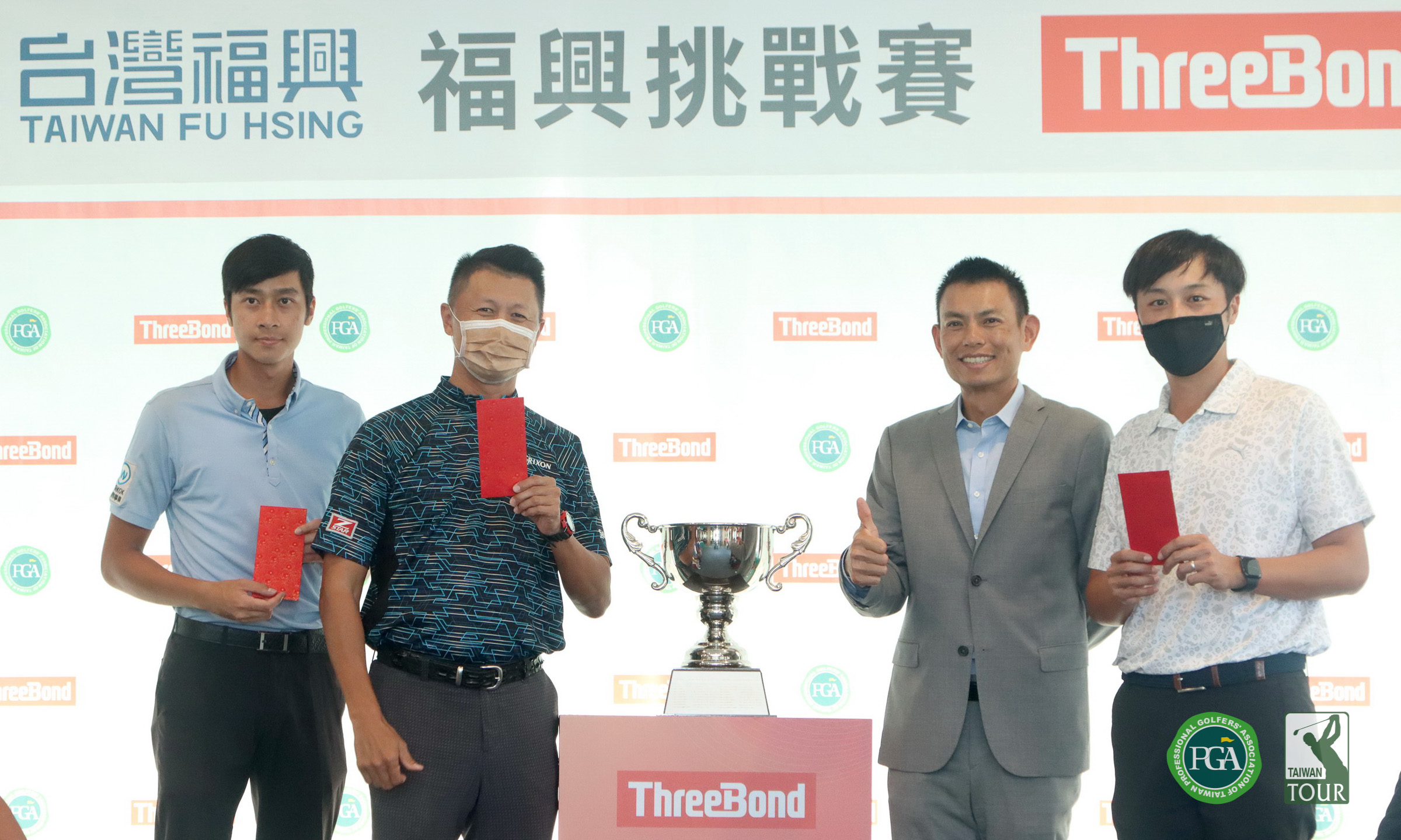 台灣福興工業公司副總經理林子軒(右二)頒幸運抽獎金一萬元給參賽選手。鍾豐榮攝影