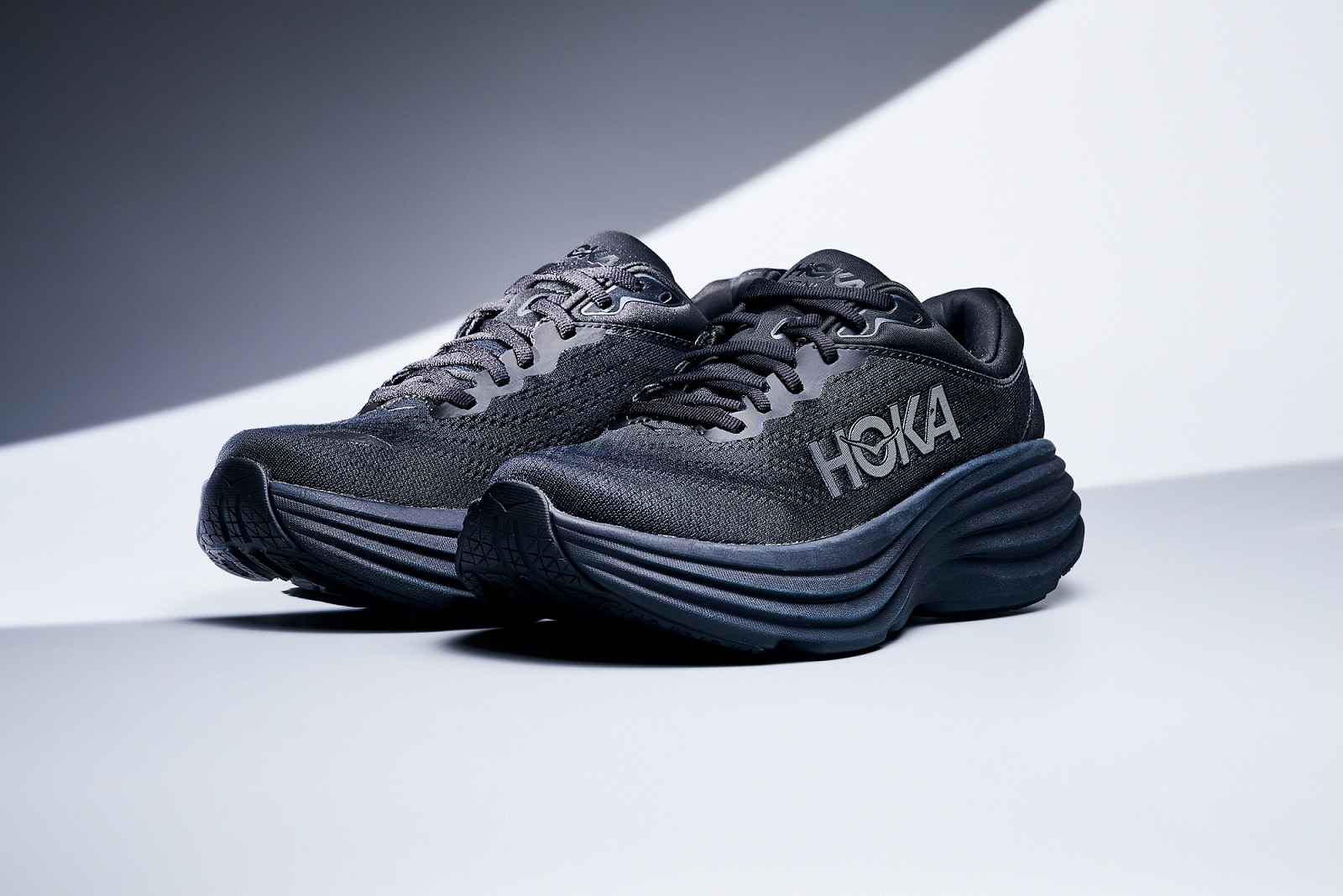 HOKA推出全新Bondi 8時尚黑耀版。官方提供