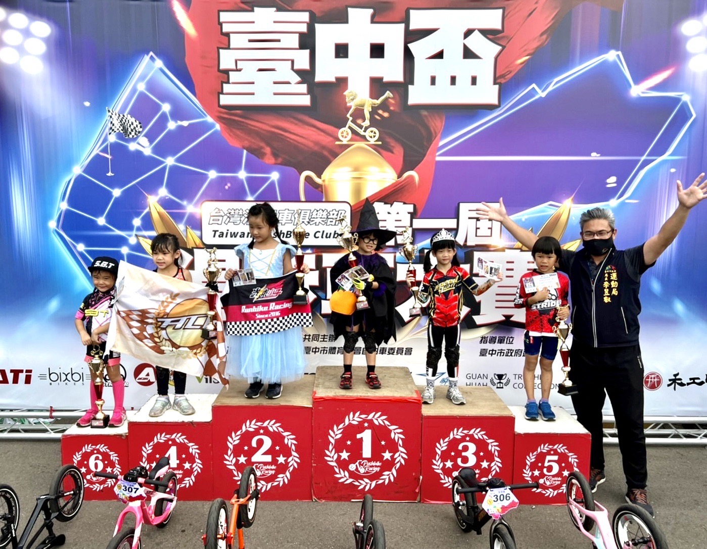 運動局長李昱叡頒獎，本屆賽事報名者為2 10歲的小騎士。（台中運動局提供）