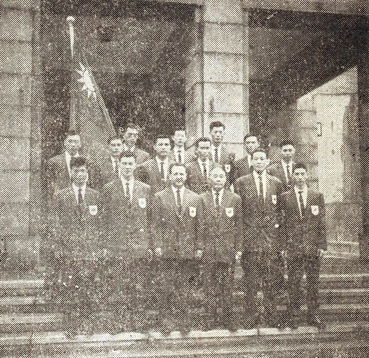 湯銘新1960羅馬奧運中華男籃(前排左起)鄭錦和、隊長陳祖烈、教練歐德里和領隊錢大鈞。官方提供