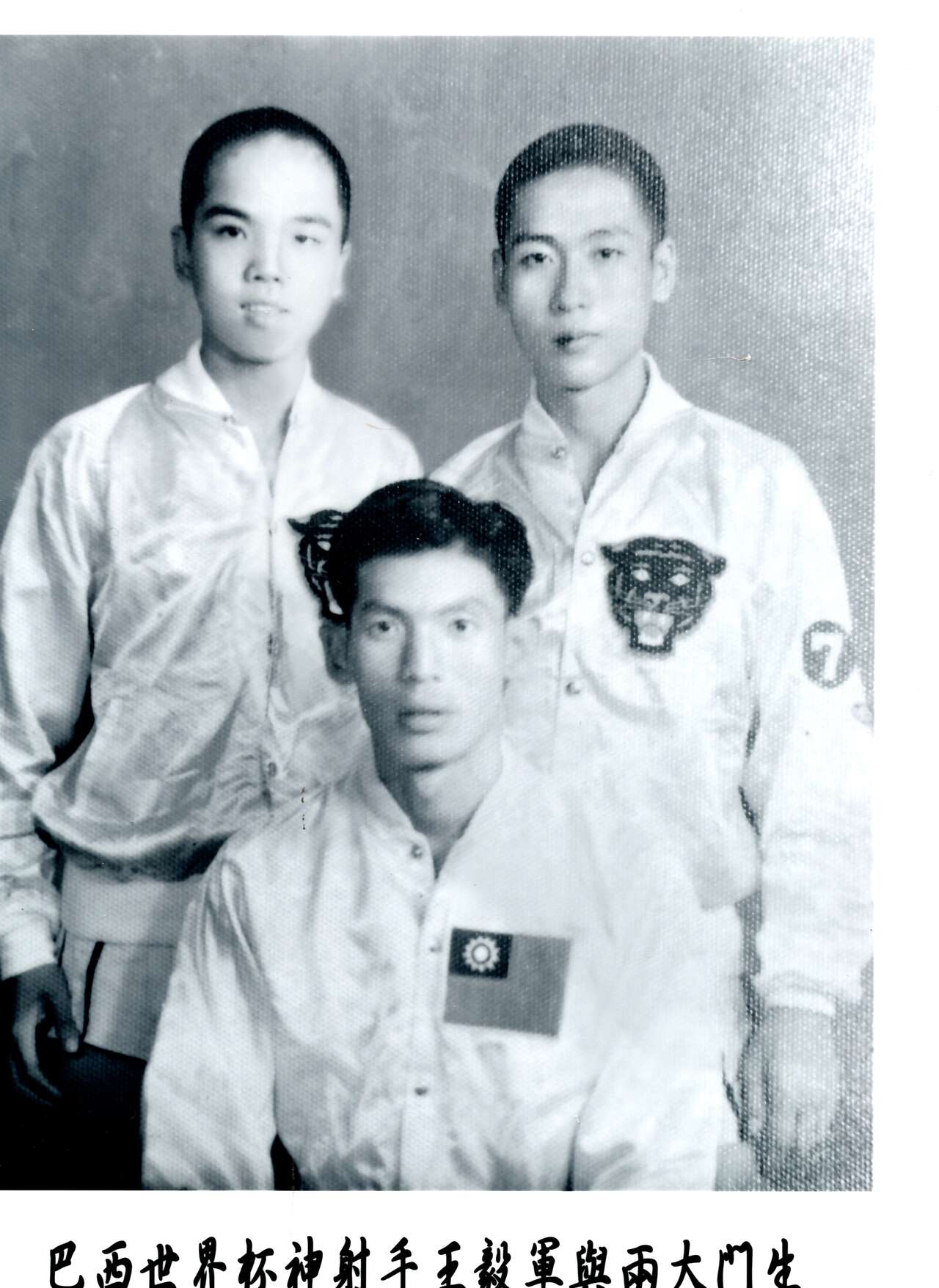 王毅軍中與兩大門生鄭正男(右)李東陽(左)。官方提供