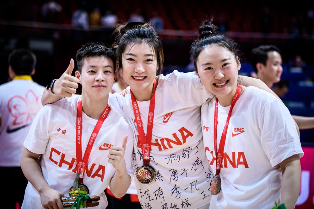 睽違28年中國又在澳洲2度拿亞加個人3獎球員笑逐顏開。摘自FIBA官網