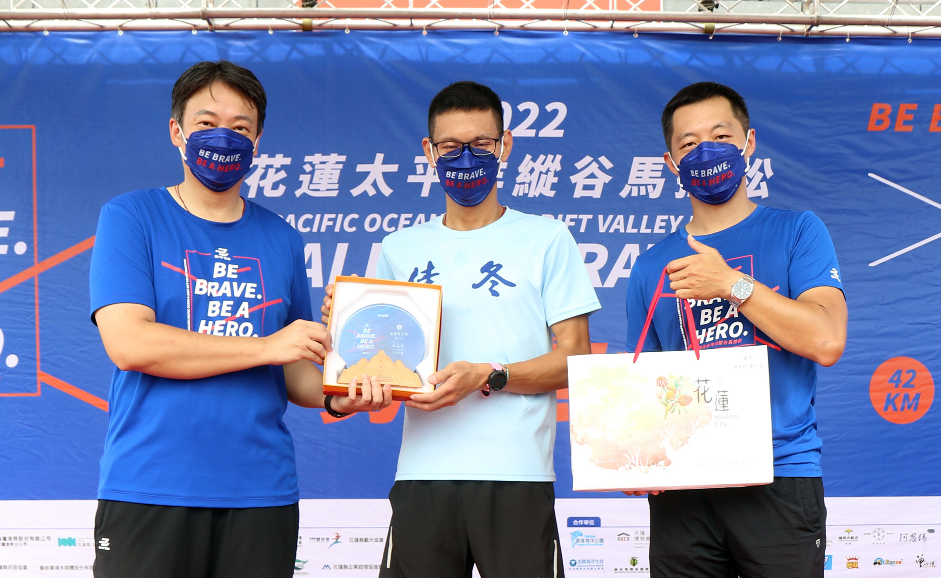 花蓮市長魏嘉賢(左)頒發3萬元獎金男子42公里全程馬拉松組冠軍選手周柏江。蔡宗憲攝