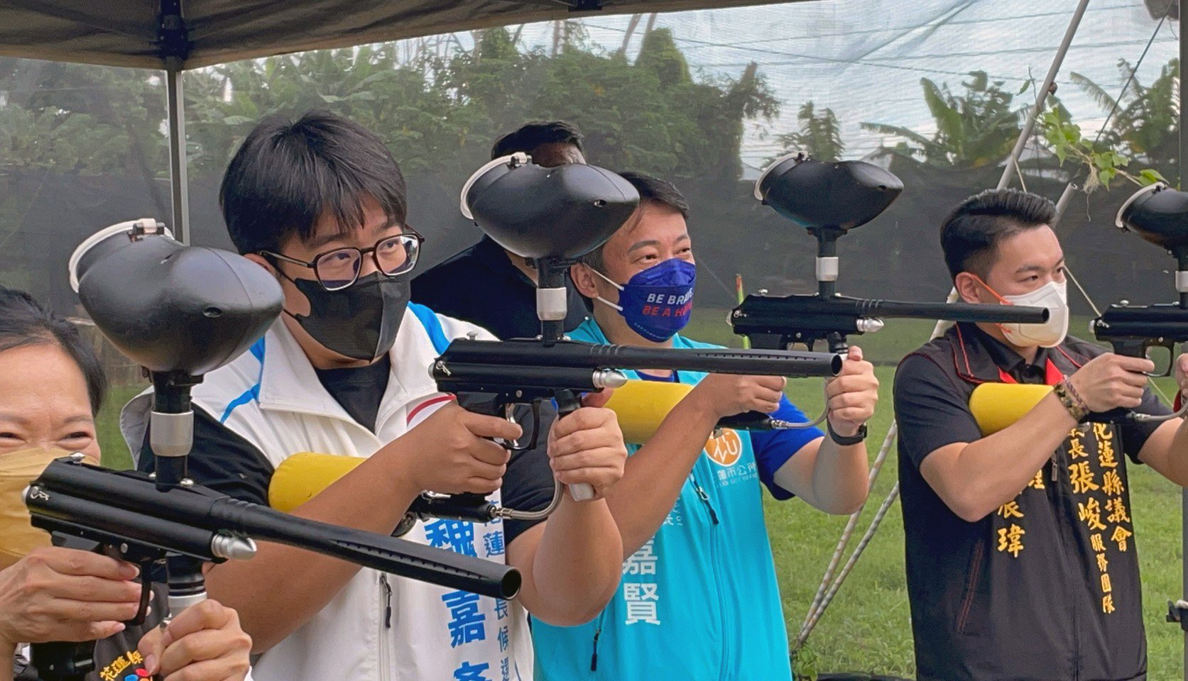 花蓮市長魏嘉賢與縣議員魏嘉彥共同受邀舉起漆彈槍鳴槍象徵漆彈比賽正式開始。 大會提供