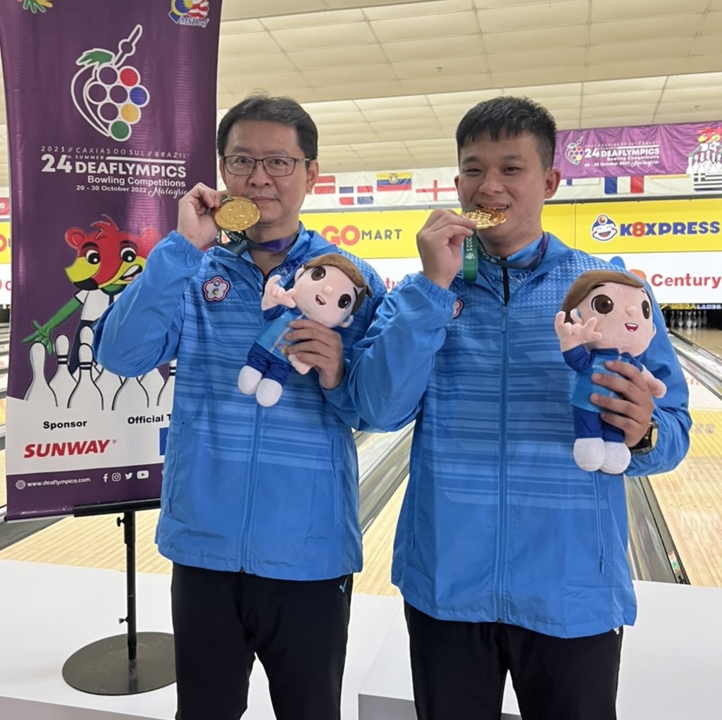 謝盛福(左)及陳建豪勇奪第24屆聽奧男子雙人賽金牌。體育署提供