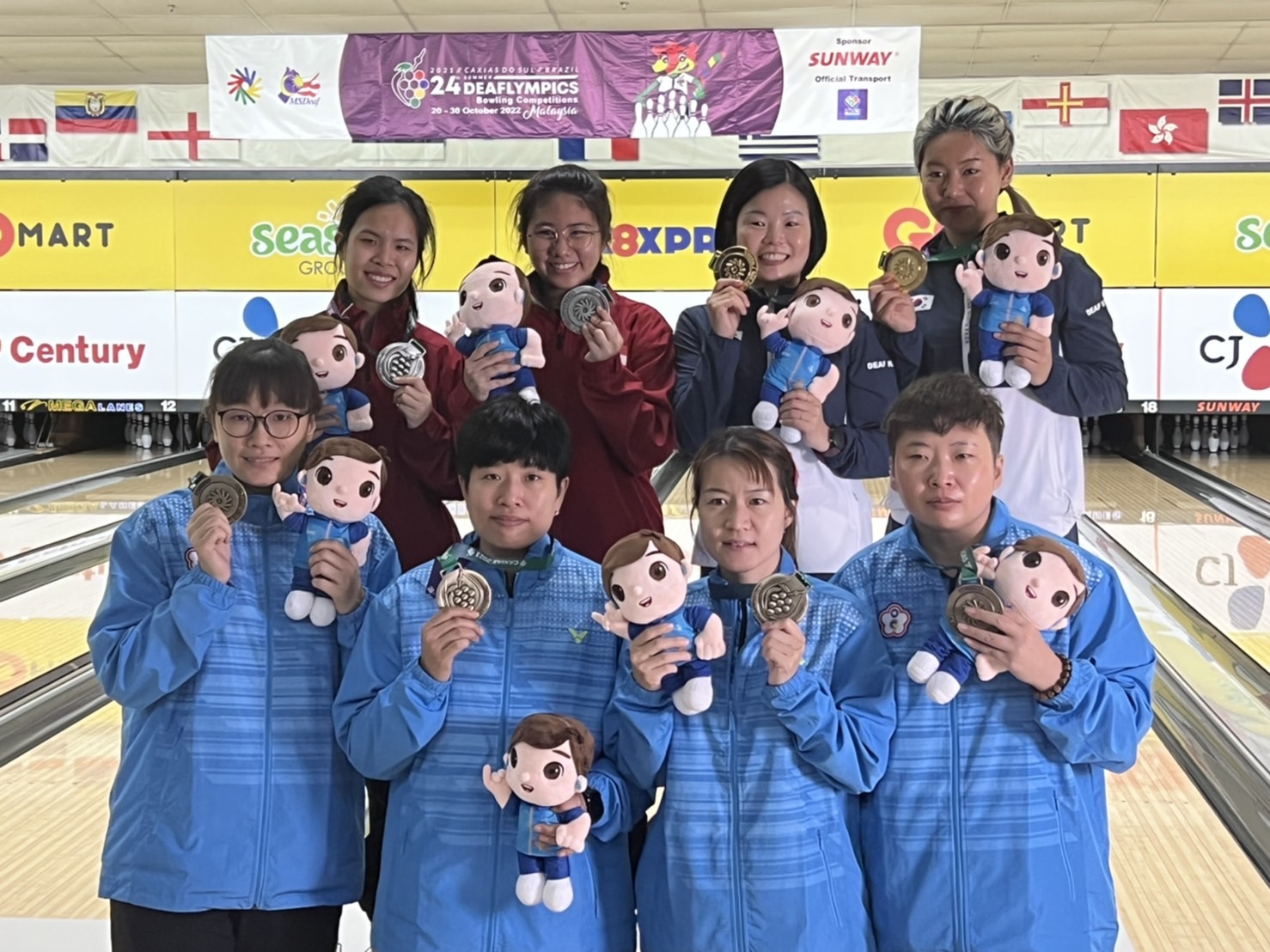 黃雅婷張堯茜林香孜薛秀珍(前排由左至右)攜手拿下第24屆聽奧保齡球女子雙人賽2面銅牌。體育署提供