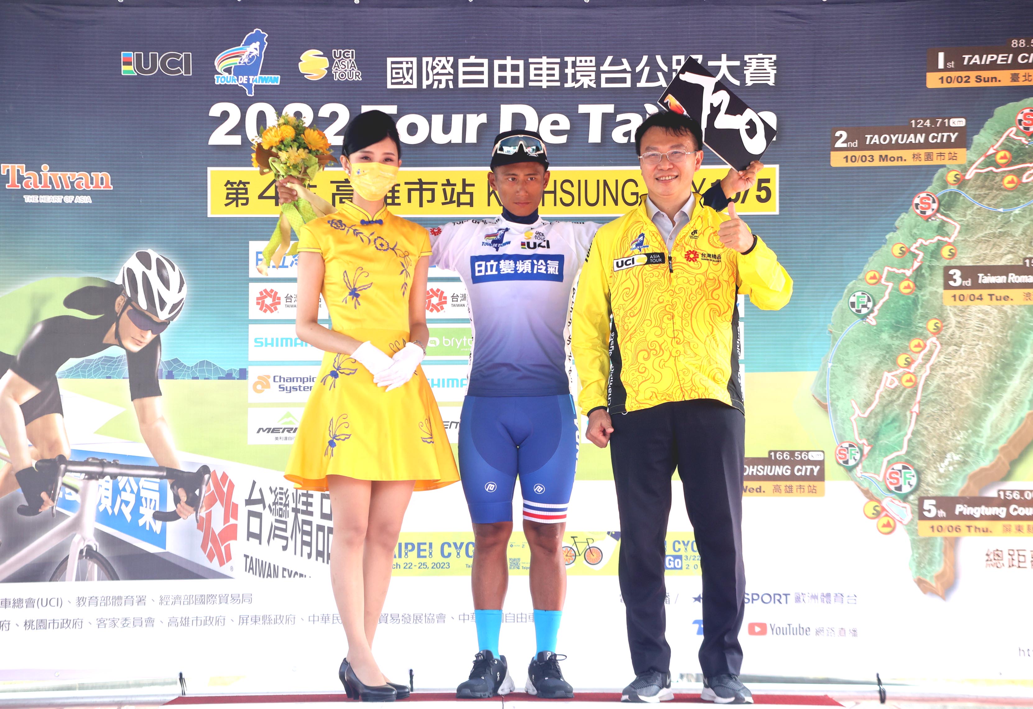 馮俊凱(中)朝亞洲冠軍藍衫二連霸再進一步，由高雄市政府運發局侯尊堯局長(右)頒獎。Tour de Taiwan 國際自由車環台賽提供