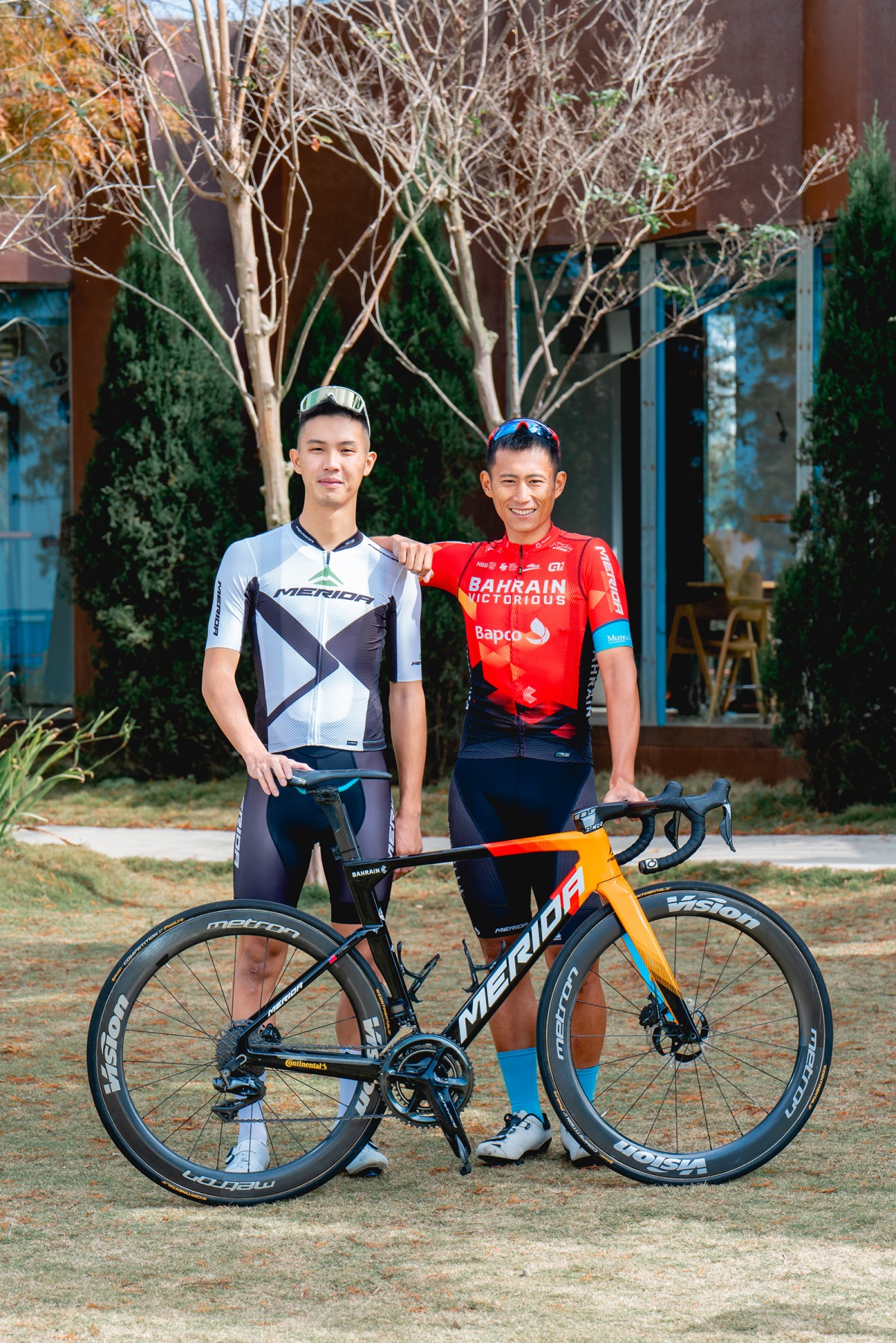 杜志濠左感謝一直鼓勵他堅持不懈的前輩馮俊凱(右) 。美利達自行車提供