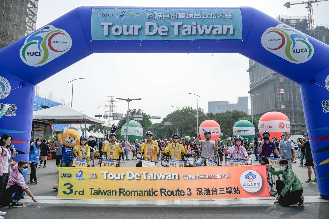浪漫台三線站由客委會鍾孔炤副主委(中)出席，帶領貴賓們參與賽前的領騎。Tour de Taiwan 國際自由車環台賽提供