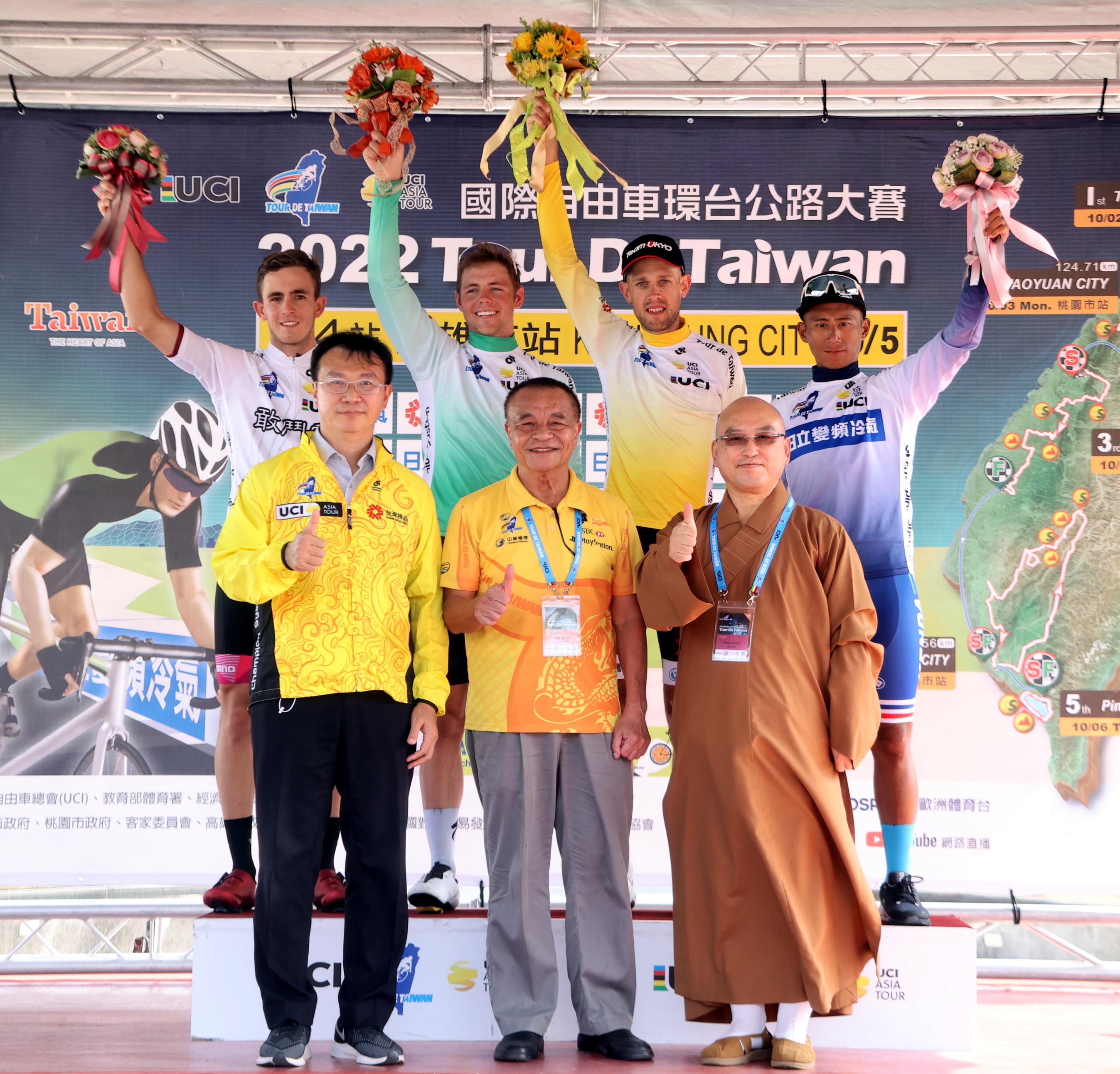 高雄市站四位冠軍衫得主與出席頒獎典禮的貴賓合影。Tour de Taiwan 國際自由車環台賽提供