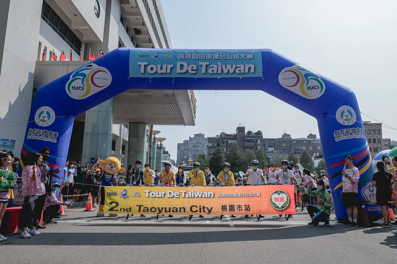 桃園市鄭文燦市長(右四)親自出席，帶領貴賓們參與賽前的領騎繞行市府廣場。Tour de Taiwan 國際自由車環台賽提供