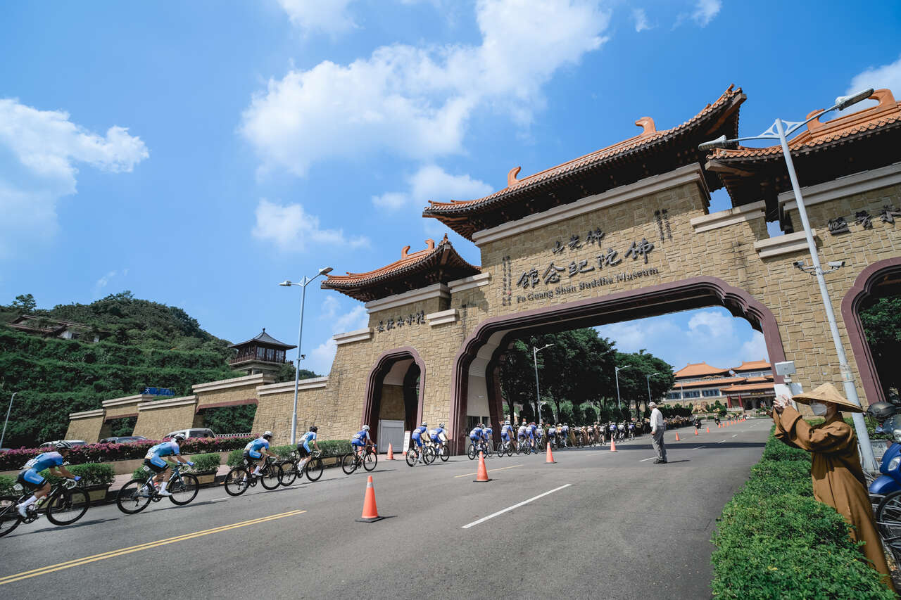 高雄市站路線特別行經佛光山佛陀紀念館。Tour de Taiwan 國際自由車環台賽提供