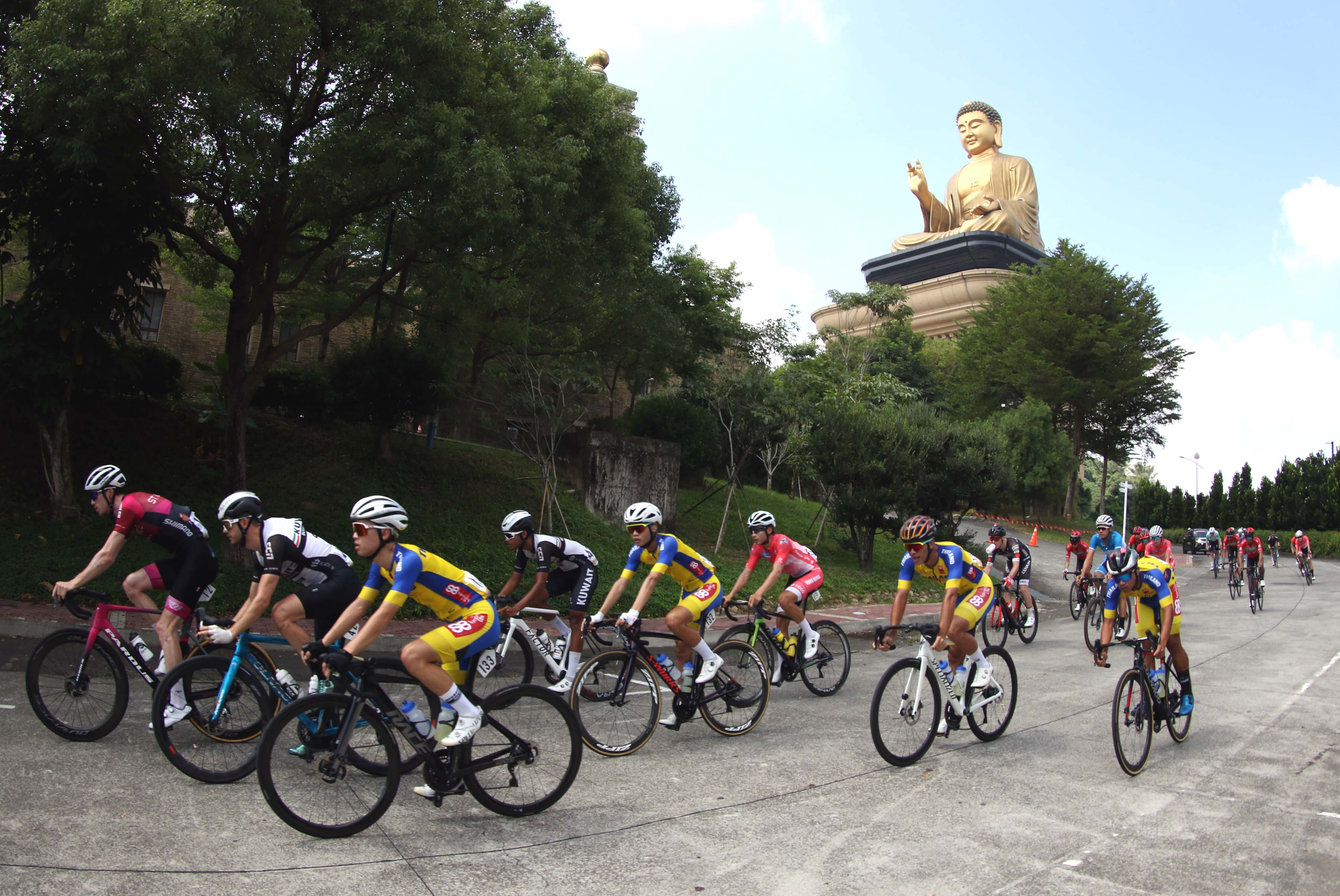 高雄市站賽段繞行佛陀紀念館，在佛光山大佛加持下，參賽選手全力爭取佳績。Tour de Taiwan 國際自由車環台賽提供