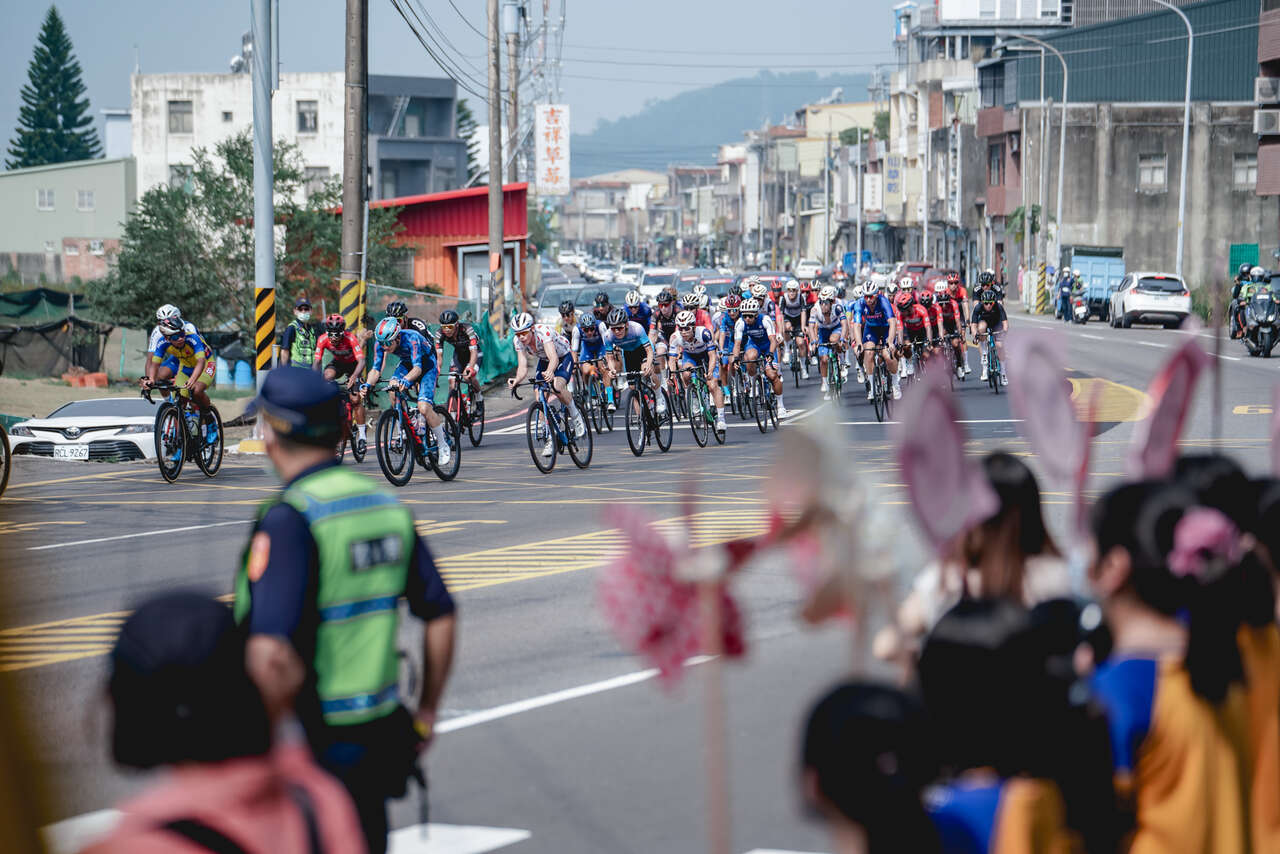 客委會特別安排超過5,100位的客家熱情加油團為環台賽選手加油。Tour de Taiwan 國際自由車環台賽