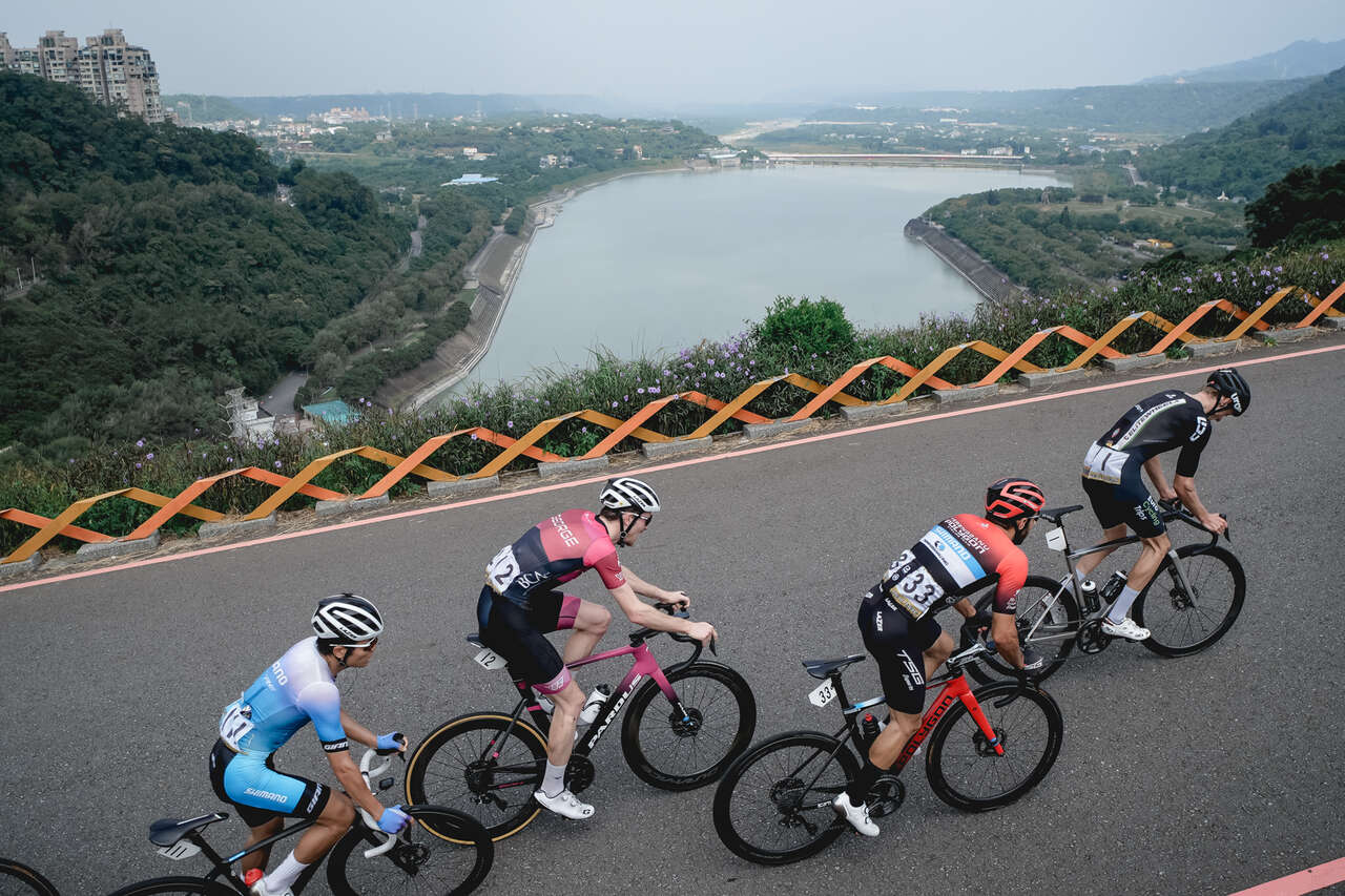 桃園市石門水庫壩頂的突圍，馮俊凱採保守策略不參與突圍。Tour de Taiwan 國際自由車環台賽
