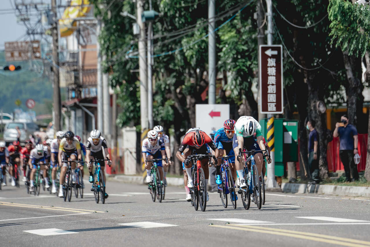 高雄市站第一個衝刺點，由英國崔拿堤車隊蘭貝蒂.盧克(右一)以些微之差搶下。Tour de Taiwan 國際自由車環台賽提供