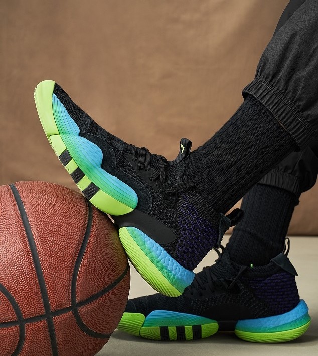 adidas Trae 2第二代簽名籃球鞋也備受關注，此款保留初代的雙中底科技Lightstrike Boost中足部份搭載上TORSION 支撐框架，能防止側翻及抗扭轉兼具緩震及回彈性能。官方提供