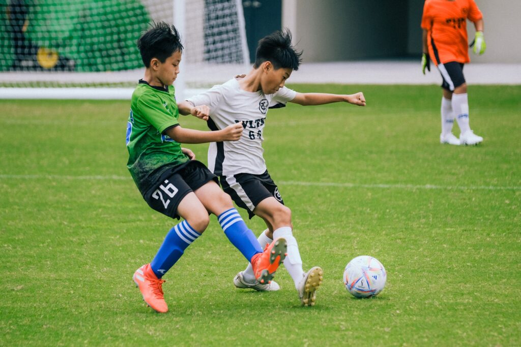 小雷鳥足愛踢(白)以3：0擊敗台南傳統強權佳里國小，晉級全國總決賽。(主辦提供)