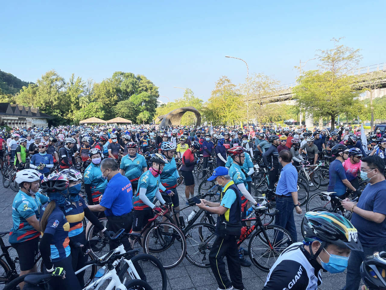 1800名車手集合台北市立木柵動物園出發。自行車騎士協會提供 