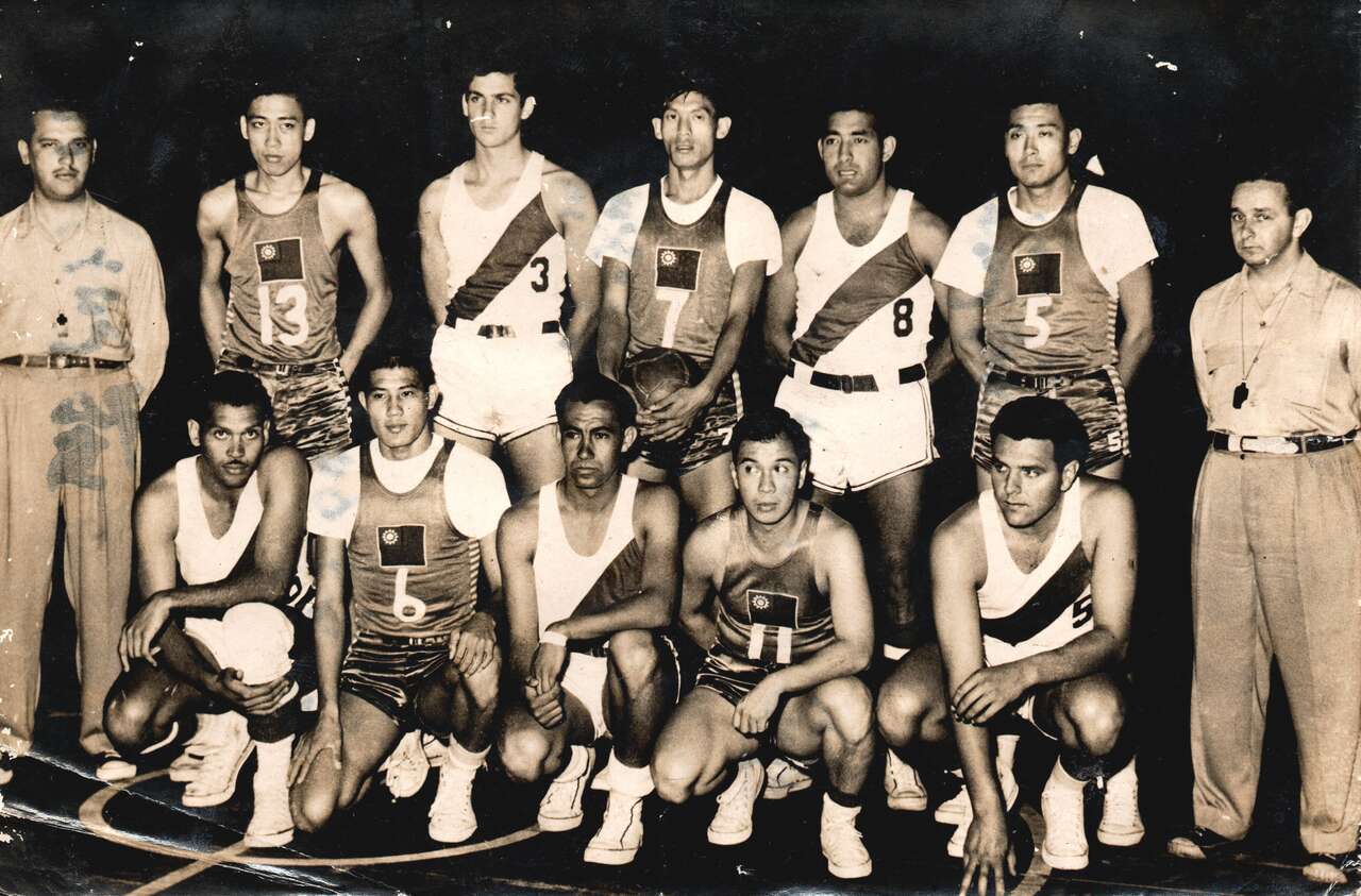 1954二屆巴西世界賽賽前合影中華隊過於左起是13葉克強6唐雪舫7王毅軍11李世僑5凌鏡。官方提供