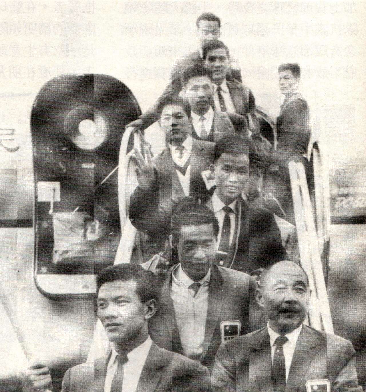 1959第三屆世界盃中華男籃奪得第四名凱歸，由陳祖烈掌旗隨後是領隊錢大鈞。官方提供