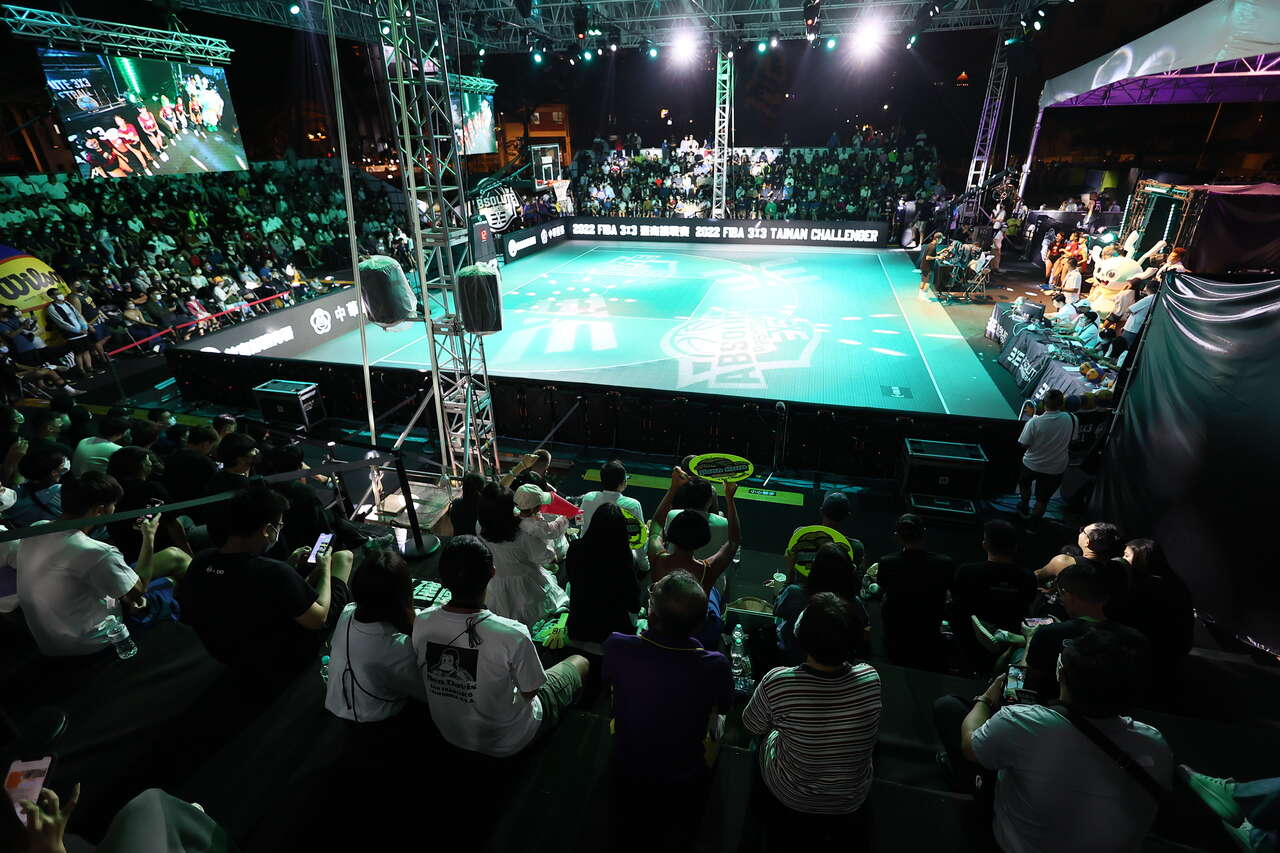 2022 FIBA3X3臺南挑戰賽吸引上千名球迷湧入臺南市政府西拉雅廣場觀賽。大會提供