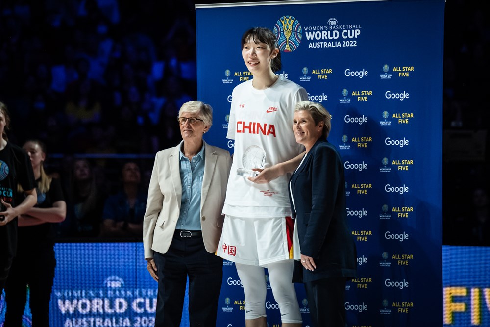 205分鶴立雞群的中國中鋒韓旭獲選大會第一隊最佳五人。摘自FIBA官網
