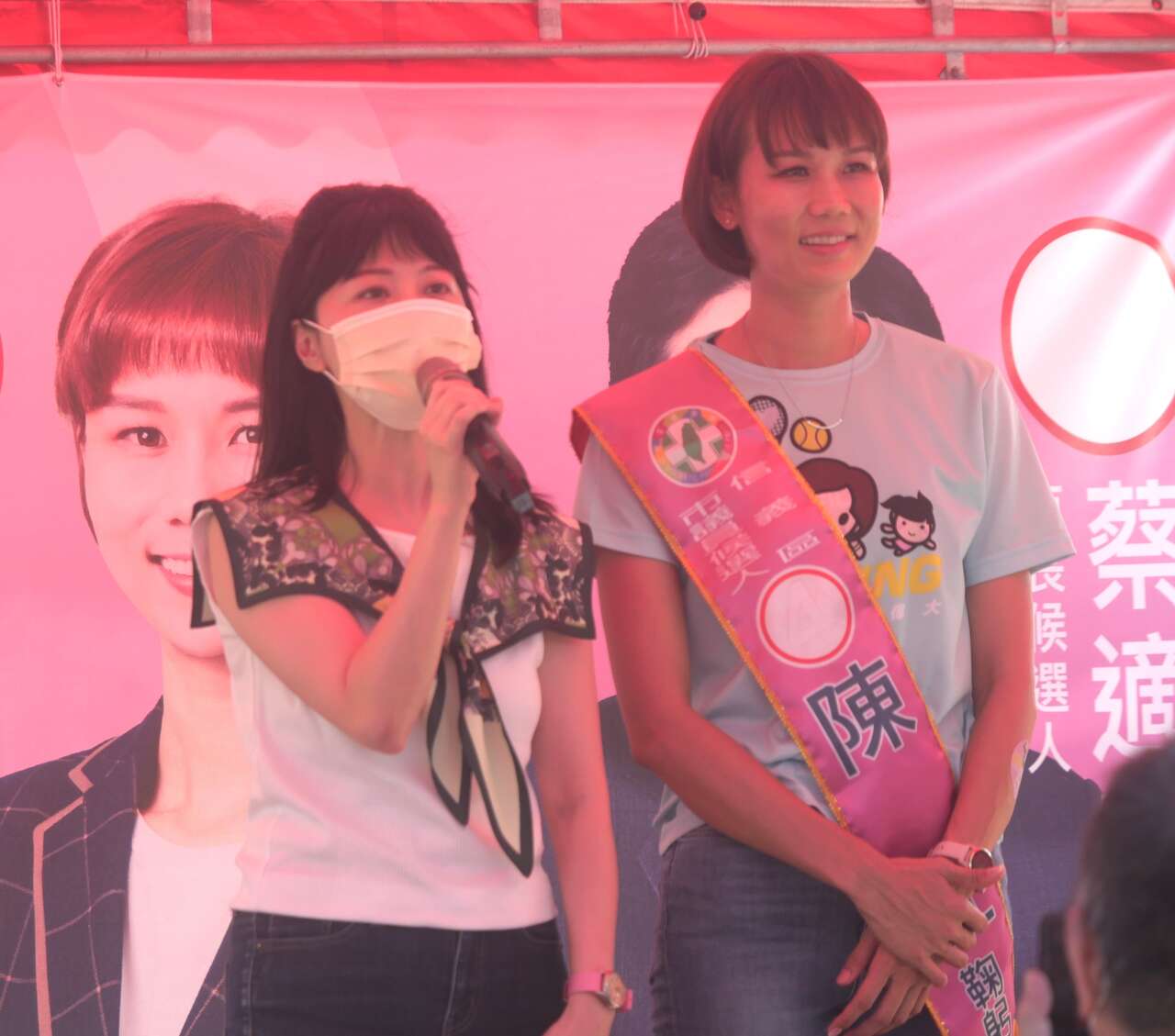 基隆女兒、立委高嘉瑜(左)為陳宜站台並高歌一曲。詹健全攝
