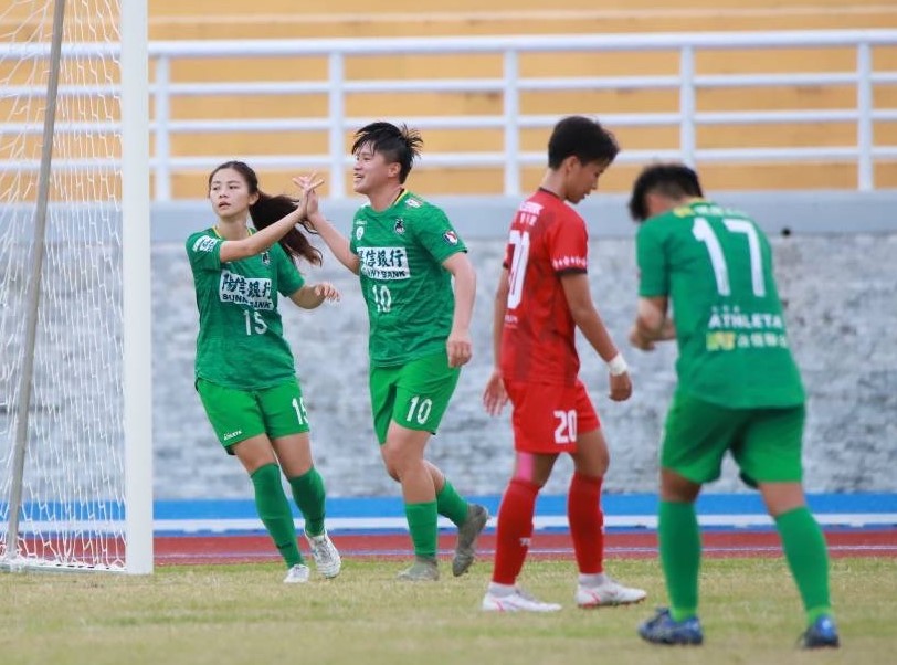 李綉琴(左2)在遠柱頭球破門，為綠衫軍首開紀錄。花蓮女足提供